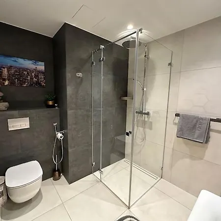 Cozy App - 400m From Historic Old Town Centre شقة *