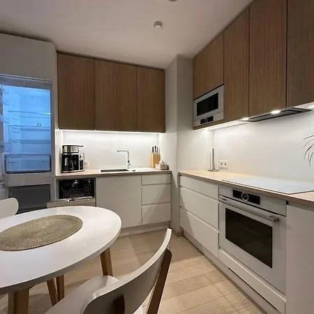 Cozy App - 400m From Historic Old Town Centre 아파트